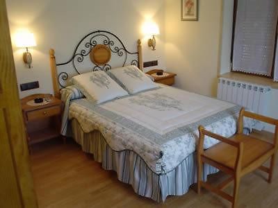 Hostal Restaurante Arangoiti Yesa Kültér fotó